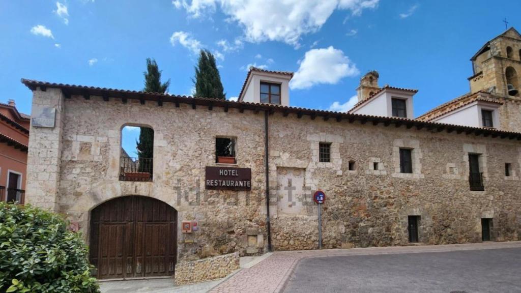 Imagen de un hotel a la venta en el municipio soriano de San Esteban de Gormaz.