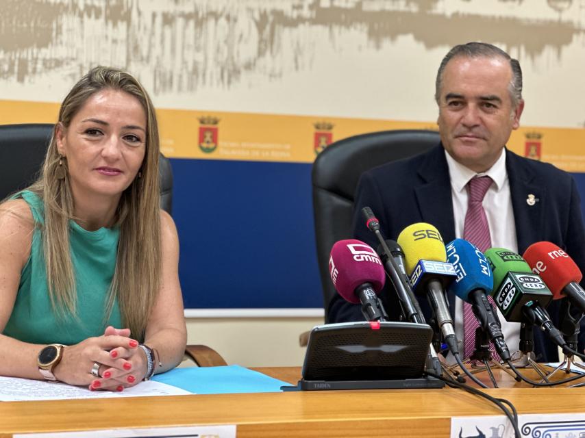 La concejal María Pilar Guerrero y el alcalde José Julián Gregorio.