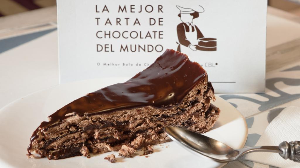 Porción y caja de la tarta de chocolate.