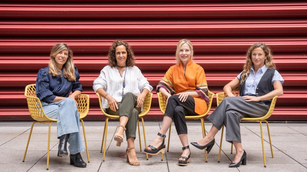 Eva Albarrán, Lucía Mendoza, Nerea Fernández y  Patricia Lara en el patio central de la ampliación del Museo Reina Sofía.