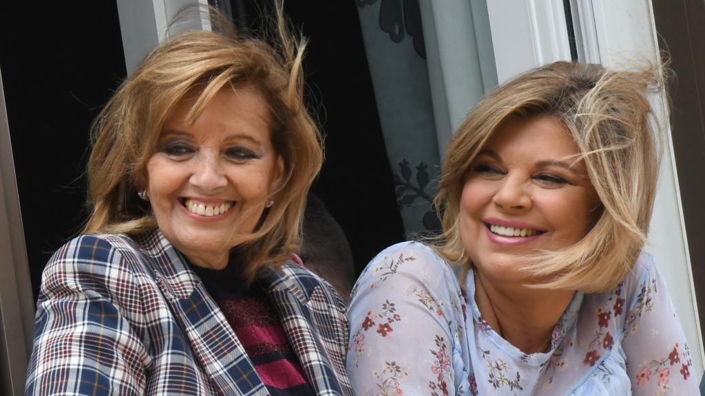 María Teresa Campos junto a su hija Terelu en el balcón de la calle Larios de Málaga, en la Semana Santa de 2018.