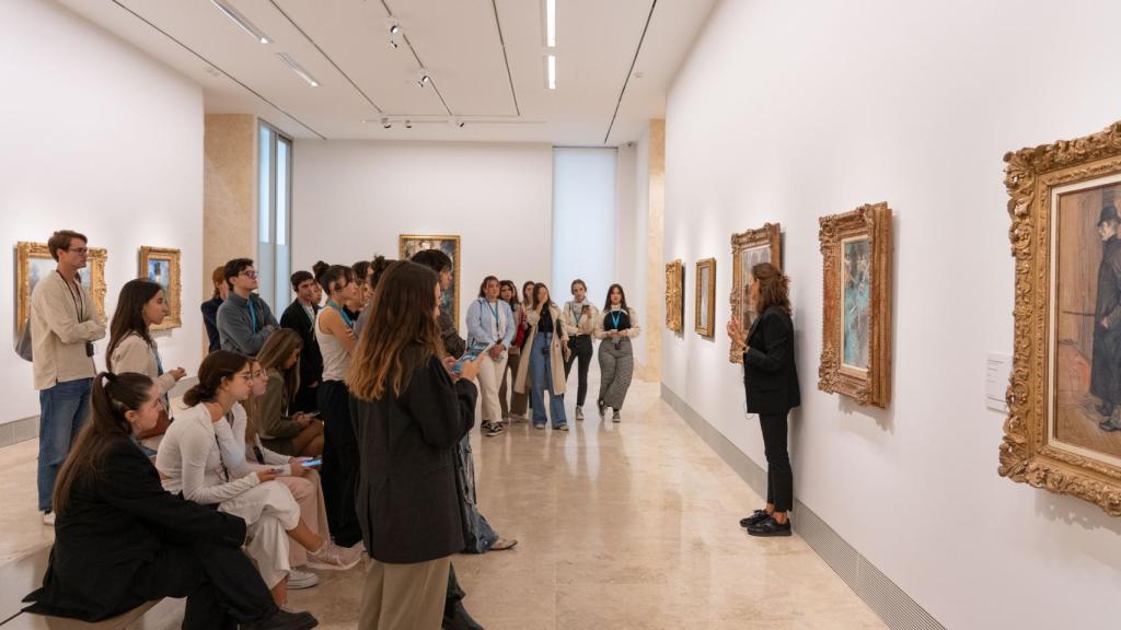 Los alumnos de la UDIT presenciando una visita al Museo Nacional Thyssen-Bornemisza.