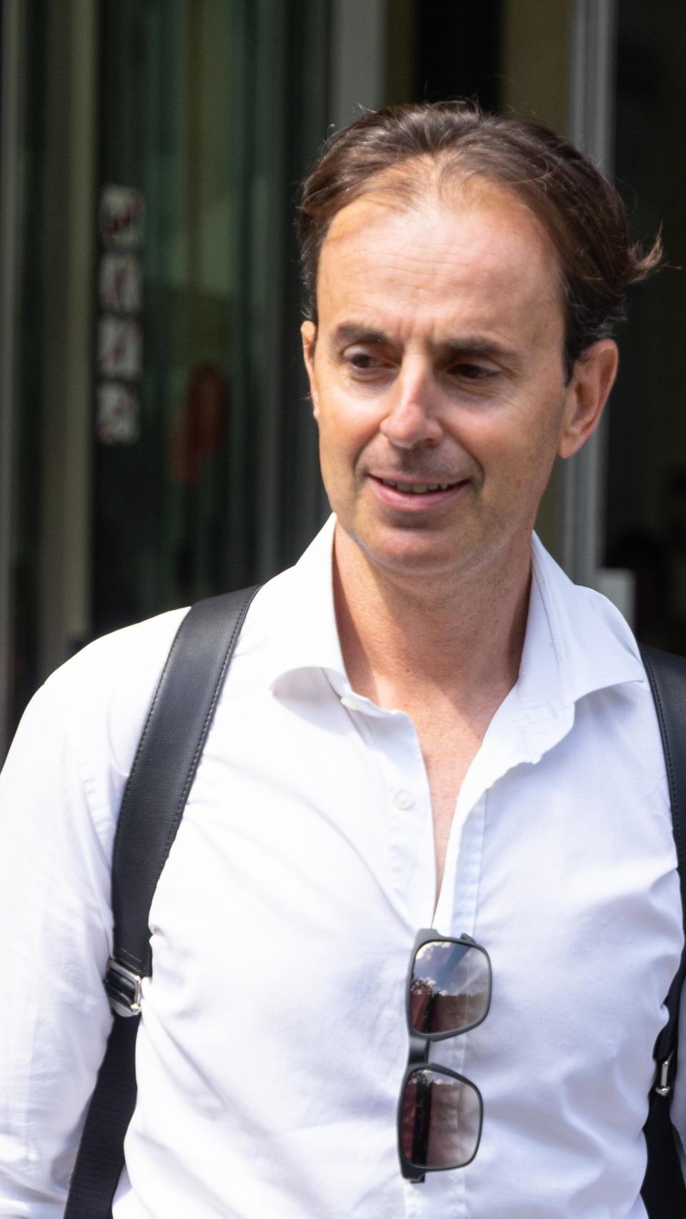 Josep Santacana, muy soriente, tras la primera sesión de juicio en Barcelona.