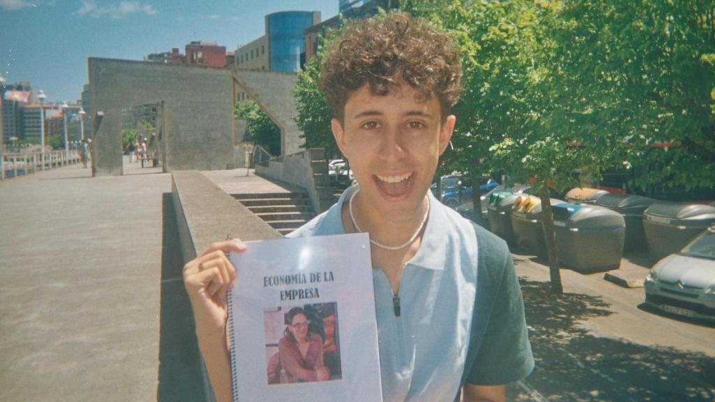 Iyán López, posando con sus apuntes de la asignatura Economía de la Empresa.