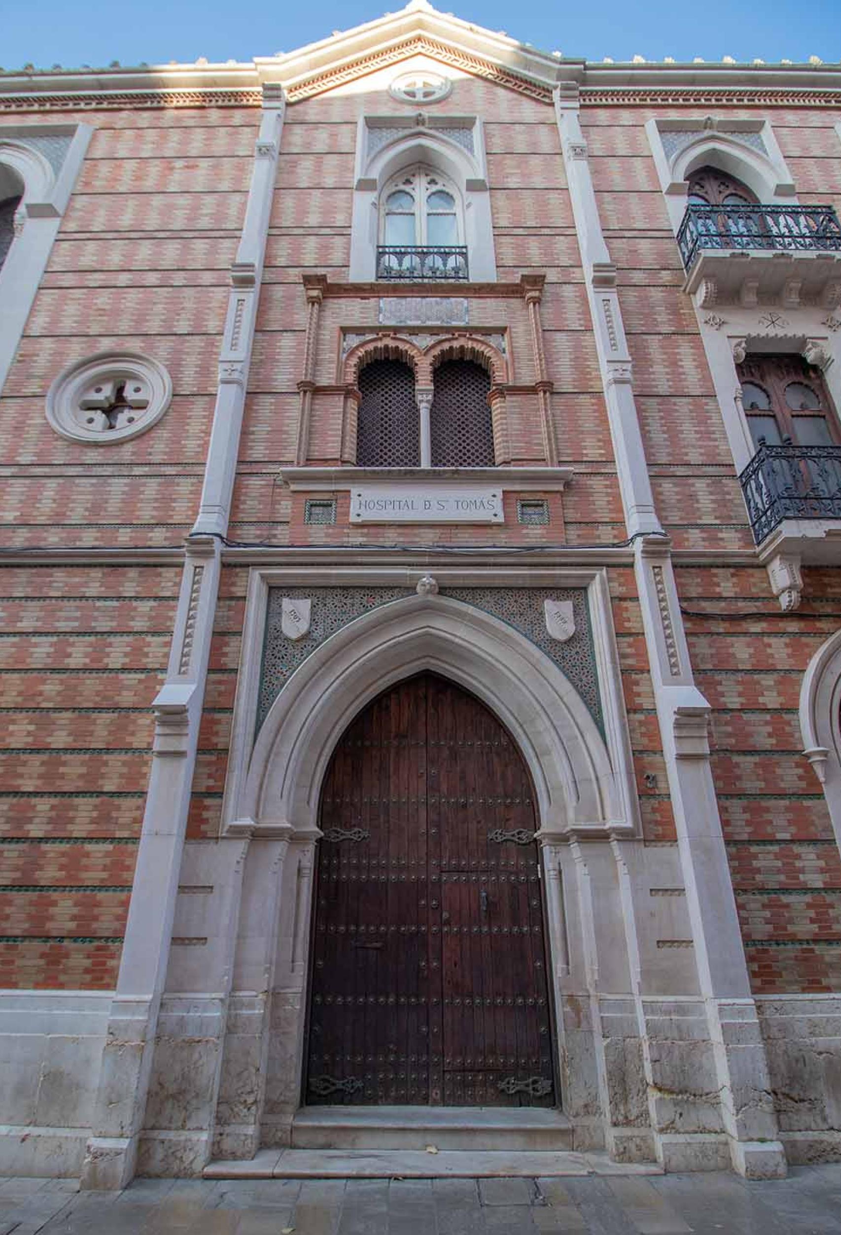 Entrada al antiguo Hospital Santo Tomás.