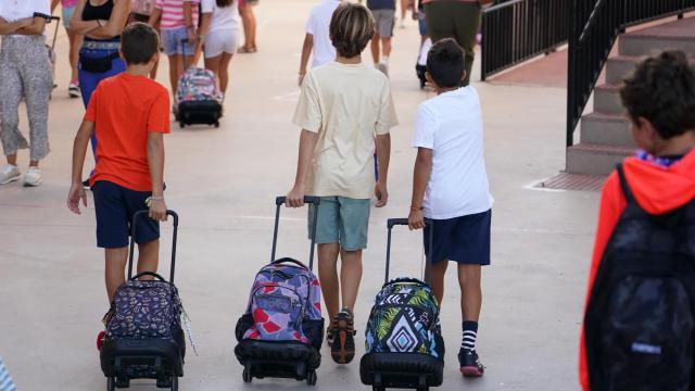 Tres niños durante la vuelta al cole.