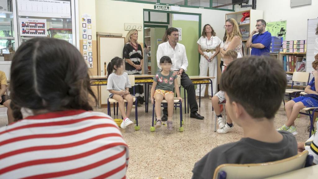 Algunos escolares junto a las autoridades políticas durante su primer día del curso en Alicante.