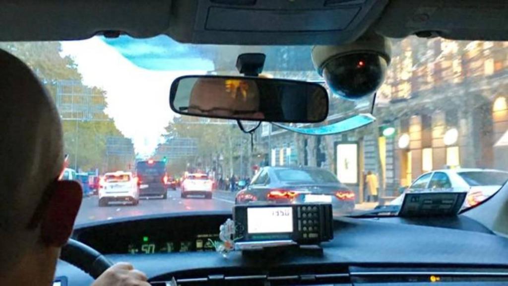 Un taxi por dentro con una cámara de seguridad.
