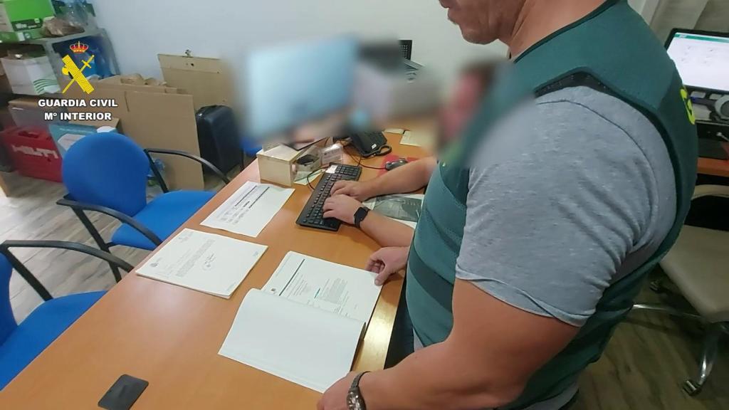 Un guardia civil, durante la operación Golden Oil.