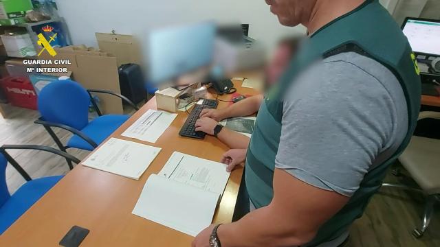 Un guardia civil, durante la operación Golden Oil.