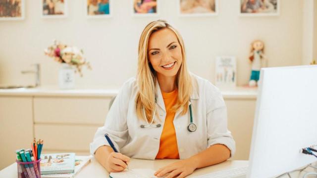 Lucía 'mi pediatra' en su consulta en Alicante.