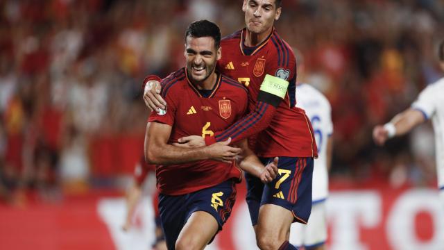 Mikel Merino y Morata celebran el segundo tanto del partido