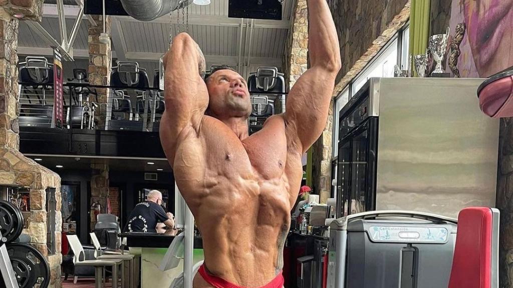 El culturista Neil Currey durante un posado