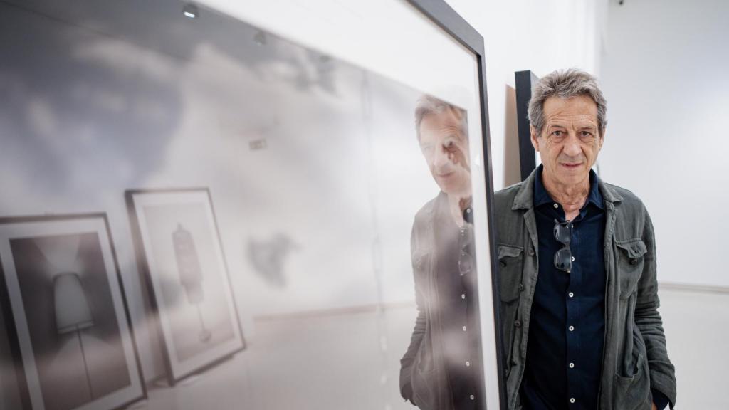 Chema Madoz en la galería Elvira González durante el montaje de su última exposición