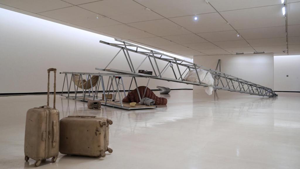 Vista de la instalación 'Tierra quemada' (2023), de Bene Bergado, en Azkuna Zentroa