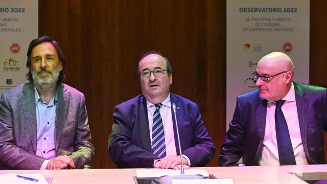 El ministro de Cultura en funciones, Miquel Iceta (c), junto a los presidentes de PROMUSICAE, Antonio Guisasola (i), y FGEE, Daniel Fernández, durante la presentación del Observatorio de la Piratería correspondiente a 2022, este lunes en el Museo Arqueológico Nacional de Madrid. EFE/ Fernando Villar