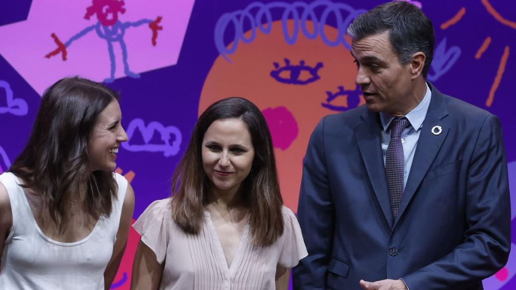 Irene Montero, Ione Belarra y Pedro Sánchez en un acto del Gobierno