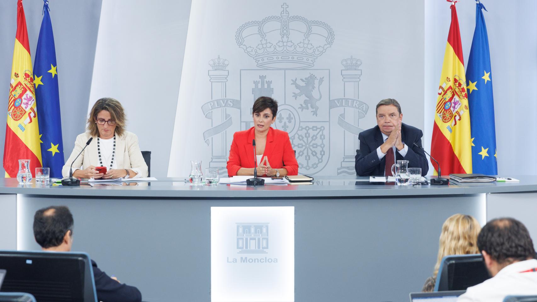 La vicepresidenta tercera del Gobierno y ministra para la Transición Ecológica y Reto Demográfico en funciones, Teresa Ribera; la ministra Portavoz y de Política Territorial en funciones, Isabel Rodríguez, y el ministro de Agricultura, Pesca y Alimentación en funciones, Luis Planas.