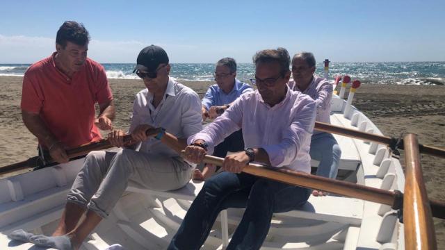 José Luque  y Francisco Salado, a la izquierda, este martes en una jábega.