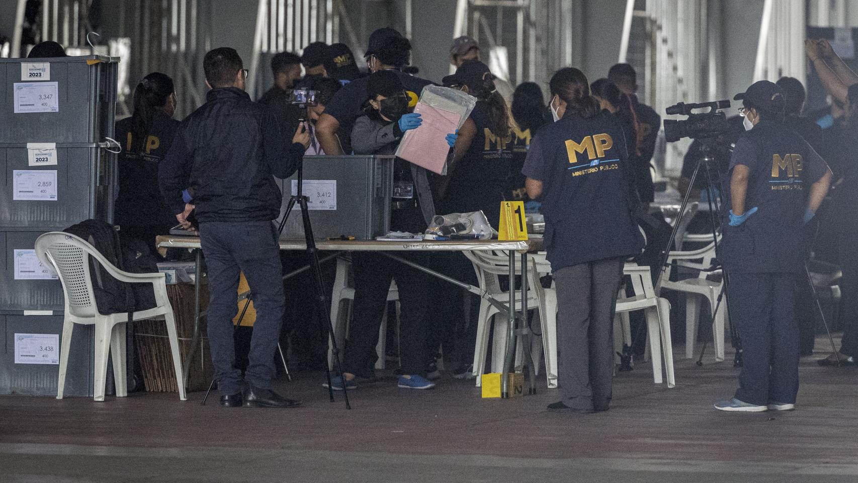 Funcionarios del Ministerio Público de Guatemala inspeccionan cajas con votos de las elecciones del 25 de junio, este martes.