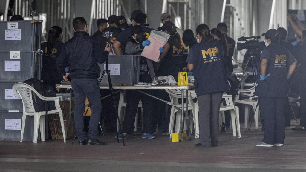 Funcionarios del Ministerio Público de Guatemala inspeccionan cajas con votos de las elecciones del 25 de junio, este martes.