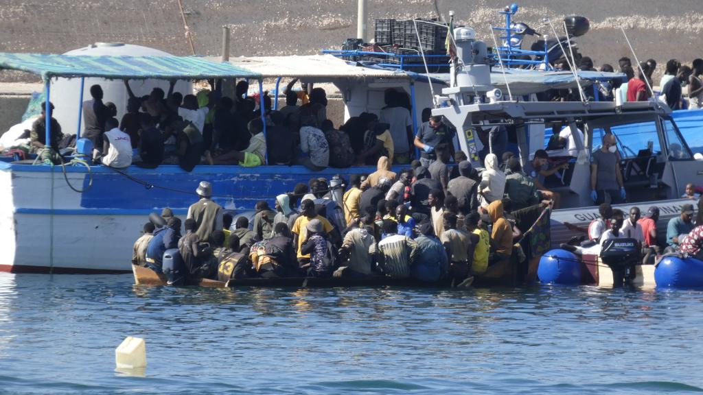 Varias embarcaciones de personas hacinadas llegan al puerto de Lampedusa este martes.