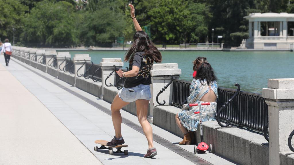 Una joven patinando en el parque de El Retiro, en Madrid.