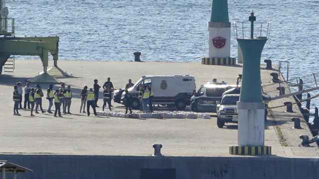 Fardos de cocaína descargados en el muelle transversal del Puerto de Vigo.