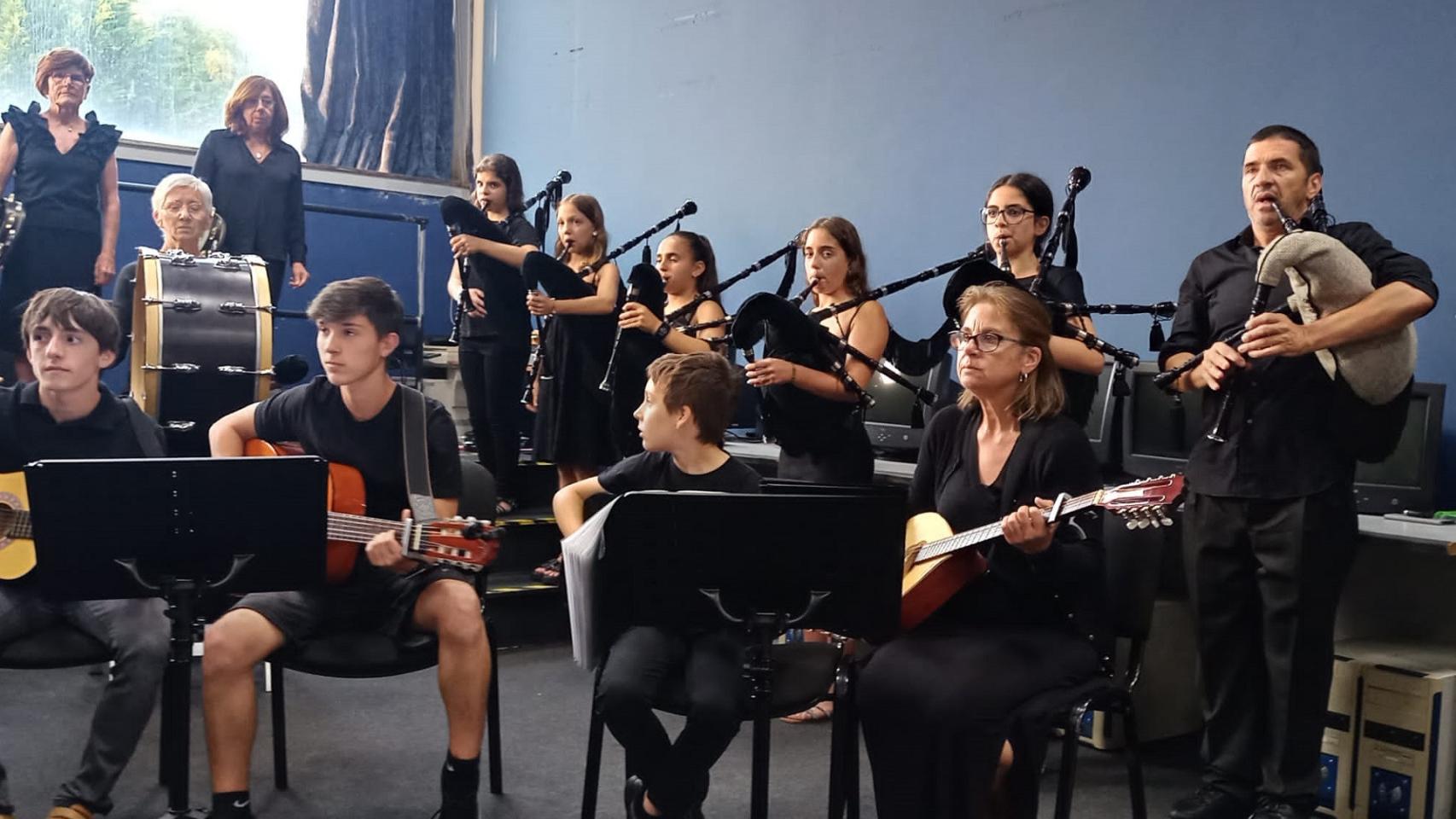 Alumnado de la Escola de Gaitas de Pontevedra.