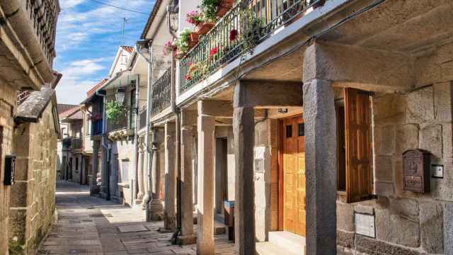 Calle peatonal de estilo medieval en la villa gallega seleccionada por Jetcost.