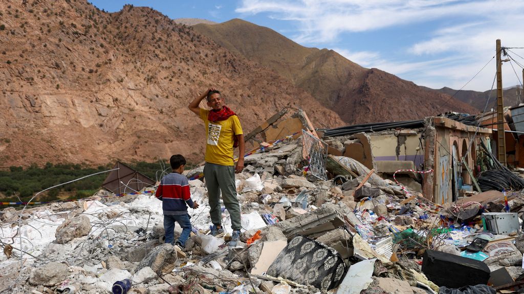 Jamal Rbaki, que ha perdido a sus padres en el terremoto, está donde antes se encontraba su casa en Talat N'Yaaqoub.