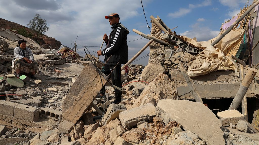 Mohamed Belkas sobre las ruinas de su casa en Adouz.