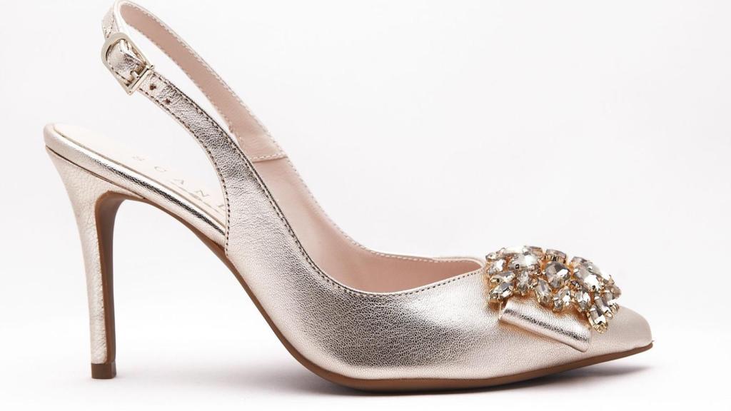 Zapato de piel metalizada plata y tacón alto.