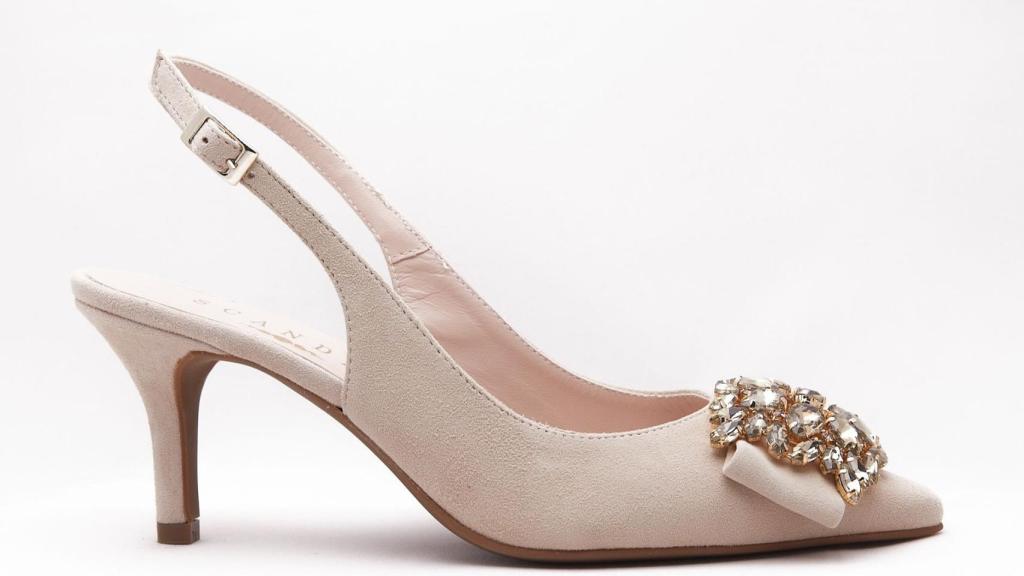 Zapato cerrado por delante y abierto por la parte trasera con un tacón fino y elegante.