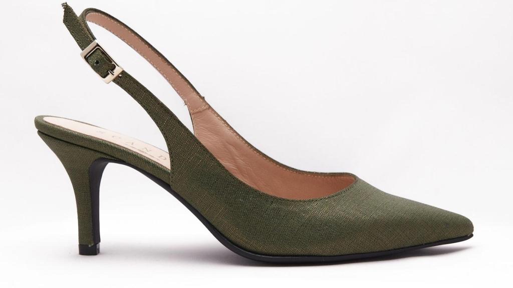 Stiletto cerrado, atado al tobillo.