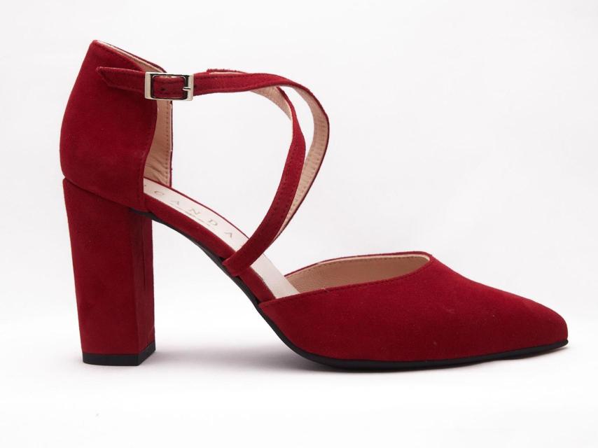 Zapato en textura aterciopelada.
