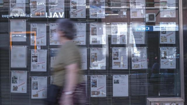 Una mujer pasa por delante de una inmobiliaria, en una imagen de archivo.