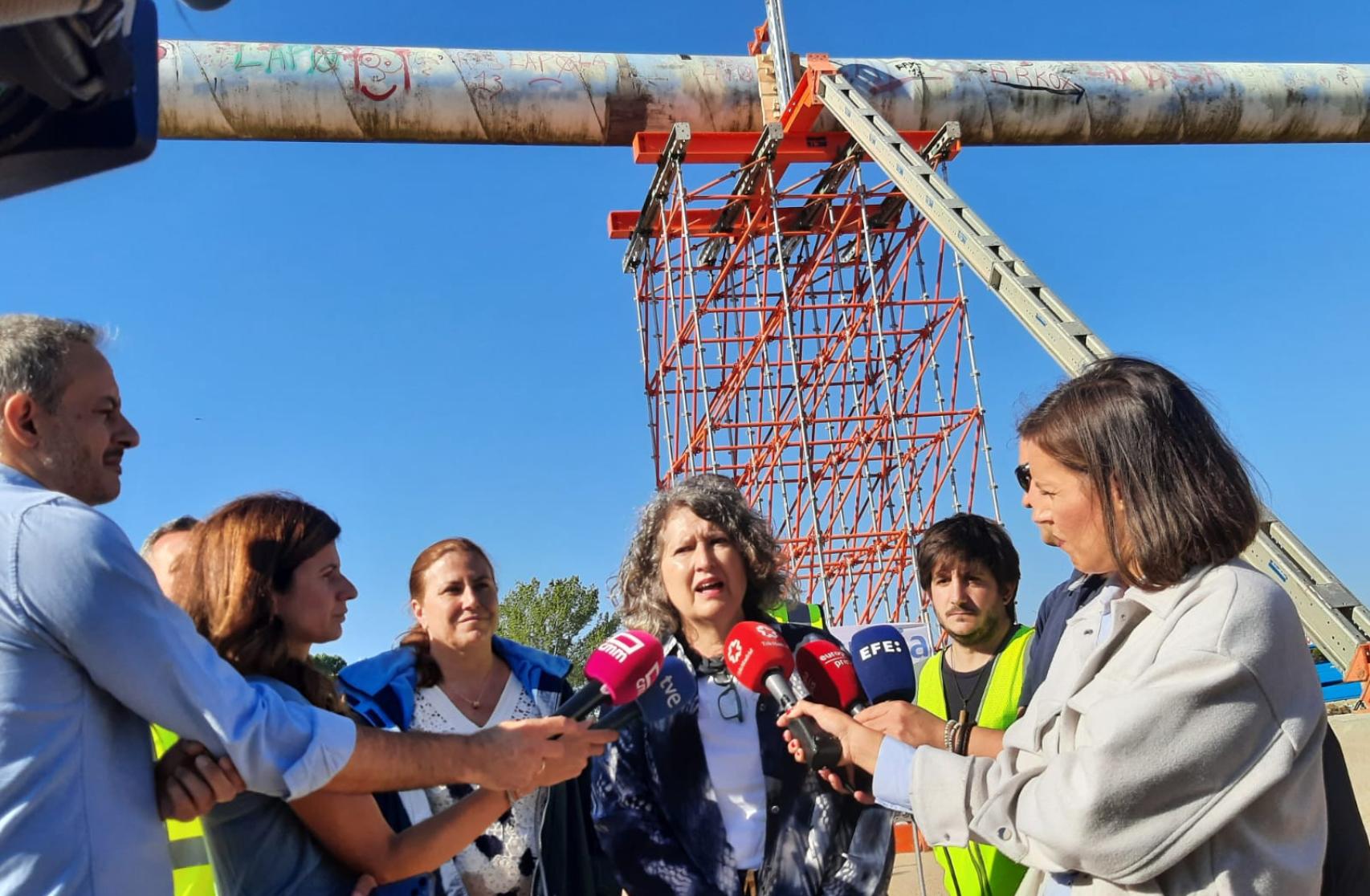 La consejera Mercedes Gómez atendiendo a los periodistas.