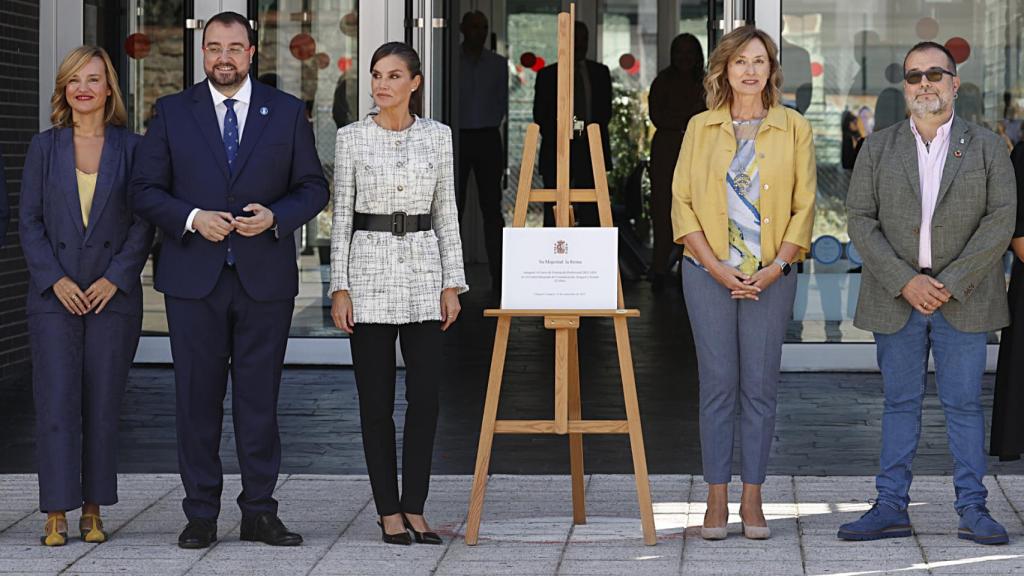 La Reina posa con las autoridades en el centro de Langreo con la placa conmemorativa.