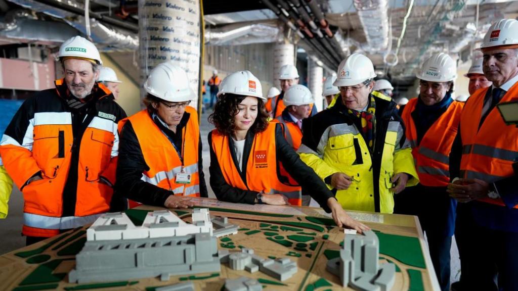Isabel Díaz Ayuso visitando las obras de remodelación del 12 de Octubre.