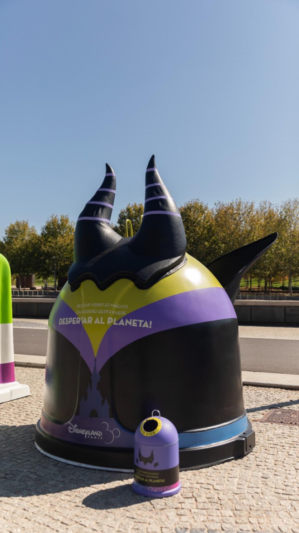 Uno de los nuevos contenedores de reciclaje de Disney.