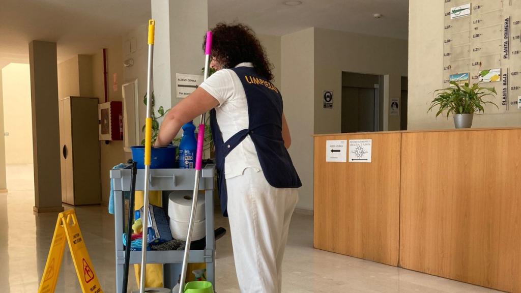 Una trabajadora de El Resplandor, en plena faena.