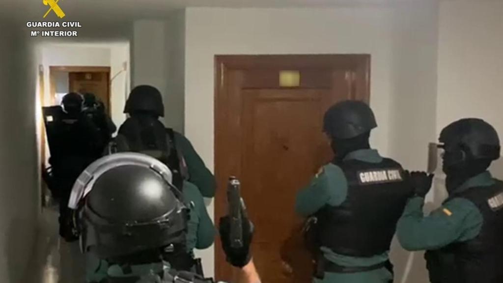 Un momento de la detención de los autores.