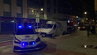 Bomberos y Policía Local trabajando en el edificio afectado por el supuesto escape de gas en León