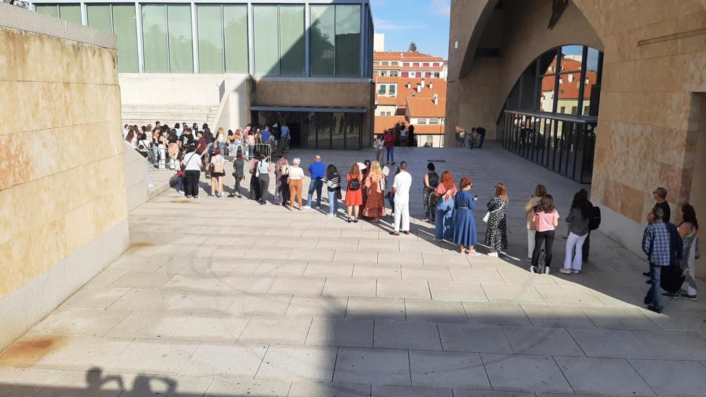 Cientos de personas esperan cola para participar en un casting cinematográfico en Salamanca