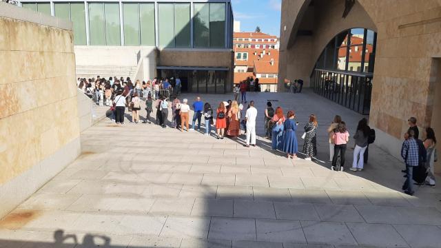 Cientos de personas esperan cola para participar en un casting cinematográfico en Salamanca