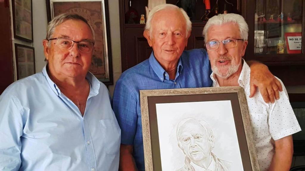 El Dr. Mateo recibió un merecido homenaje tras sus 50 años el frente de la enfermería de la plaza de toros de Valladolid.