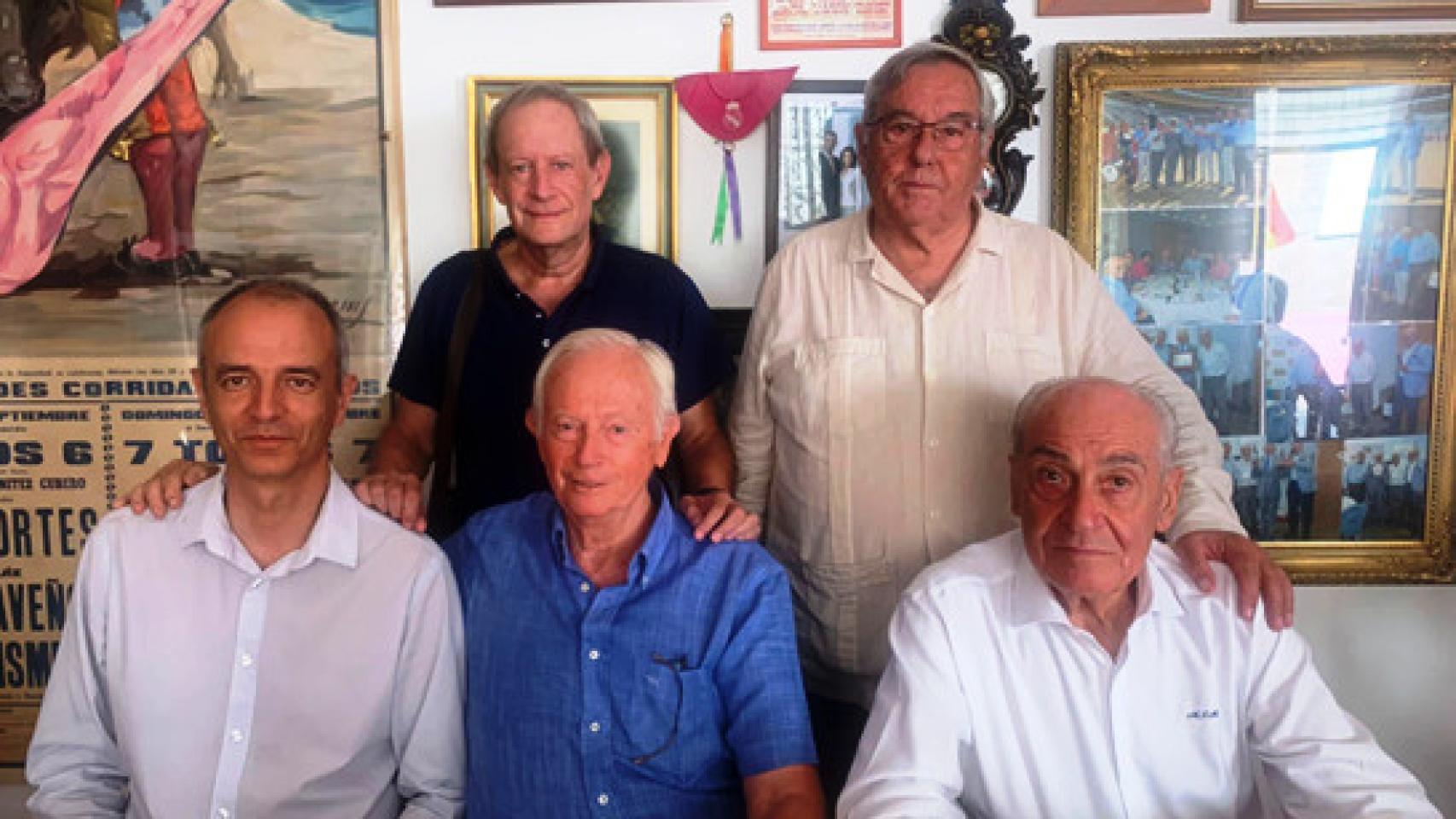 El Dr. Mateo recibió un merecido homenaje tras sus 50 años el frente de la enfermería de la plaza de toros de Valladolid.