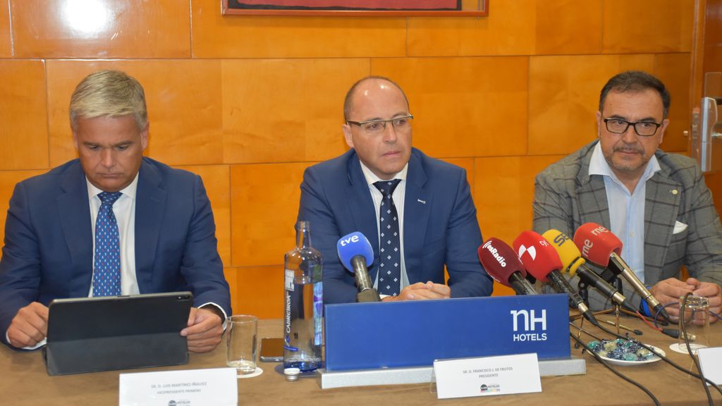El presidente de la Asociación de Hoteles de Valladolid, Francisco Javier de Frutos; el vicepresidente primero, Luis Martínez-Íñiguez; y José Antonio Robles, miembro del Comité Ejecutivo, en una rueda de prensa