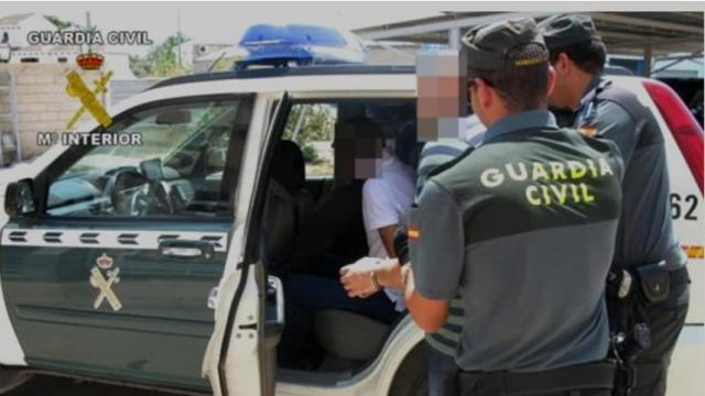 Dos agentes de la Guardia Civil deteniendo a un joven en una imagen de archivo.